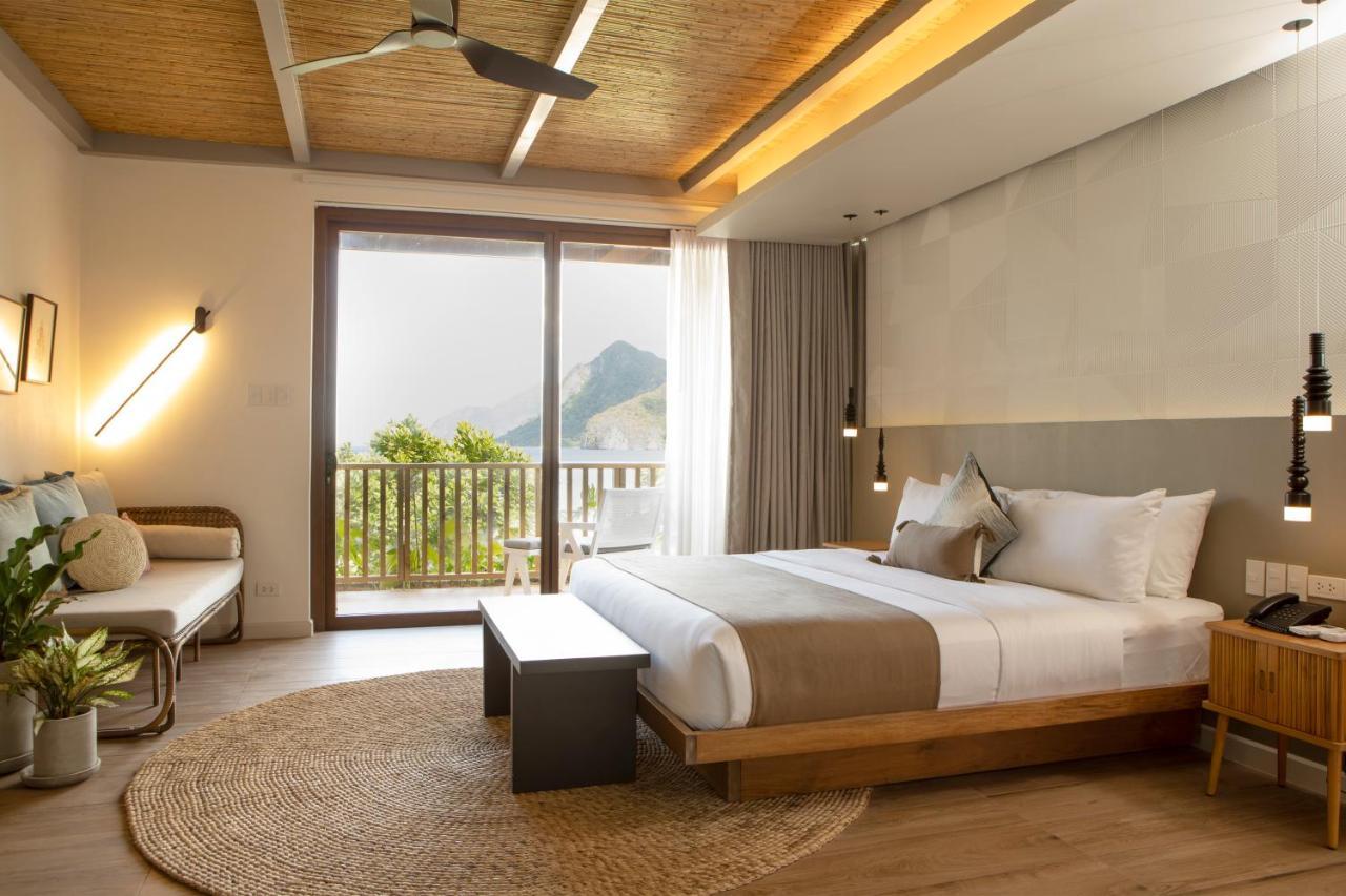 Habitación con cama extragrande y vistas al mar